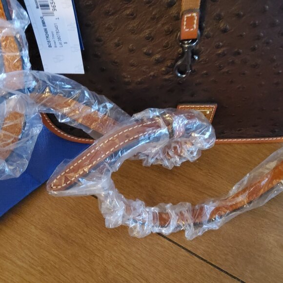 Brand New Dooney&Bourke Messenger Crossbody in Brown Tmoro Ostrich Print - Picture 4 of 9